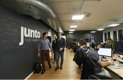 Il sindaco Gian Carlo Muzzarelli con i fondatori di Junto nello spazio coworking