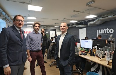 Il sindaco Gian Carlo Muzzarelli con i fondatori di Junto Yuri Grassi (al centro) e Andrea Pelleschi (a destra)