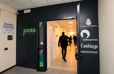 L'ingresso della sede di Junto, con  i nuovi locali