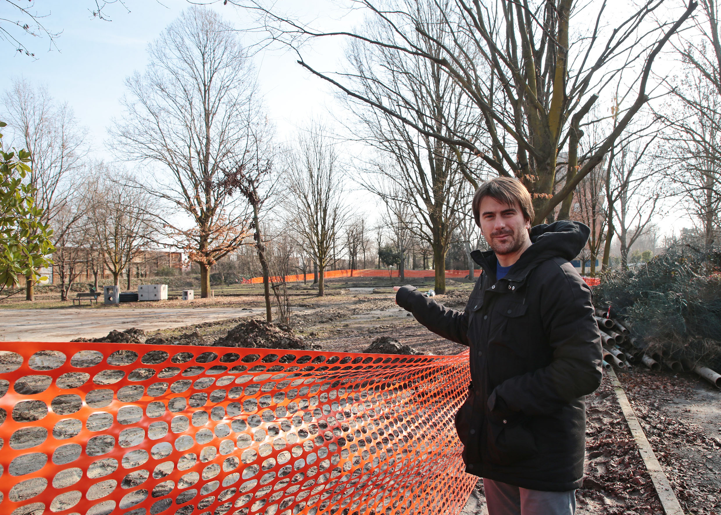 Assessore Guerzoni davanti all'area di cantiere del parchetto in fondo a viale Gramsci