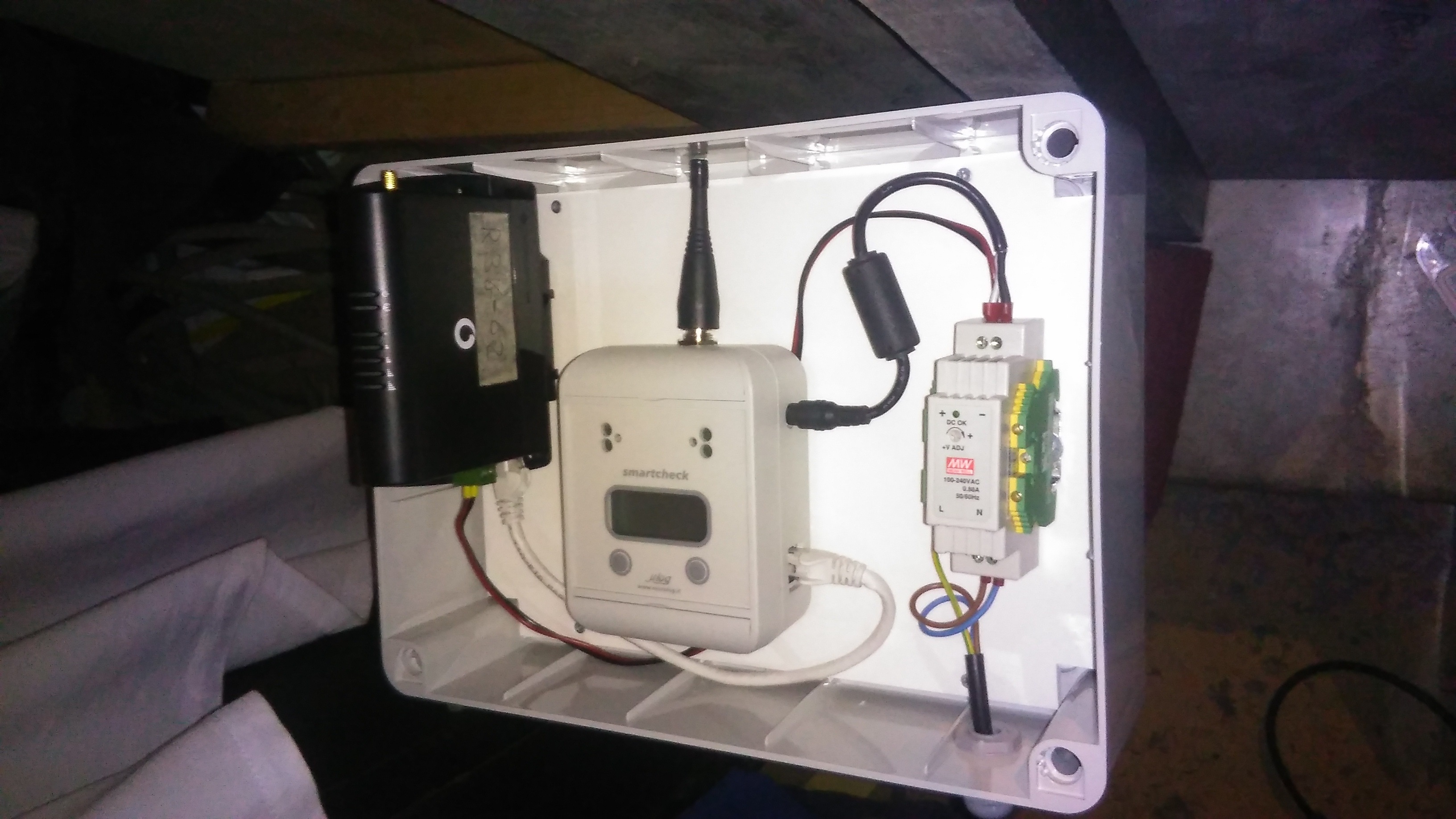 scatola con radioricevitore e router.jpg