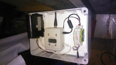 scatola con radioricevitore e router.jpg