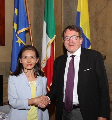 Il sindaco Gian Carlo Muzzarelli con la console coreana Yoo Hye-Ran