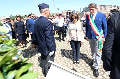 sindaco prefetto e autorità davanti alla lapide.jpg