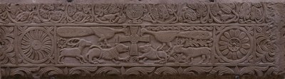 Lastra con la croce e animali che si fronteggiano, IX secolo, duomo di Modena.jpg