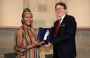 Il sindaco Gian Carlo Muzzarelli consegna la Bonissima a Ndileka Mandela