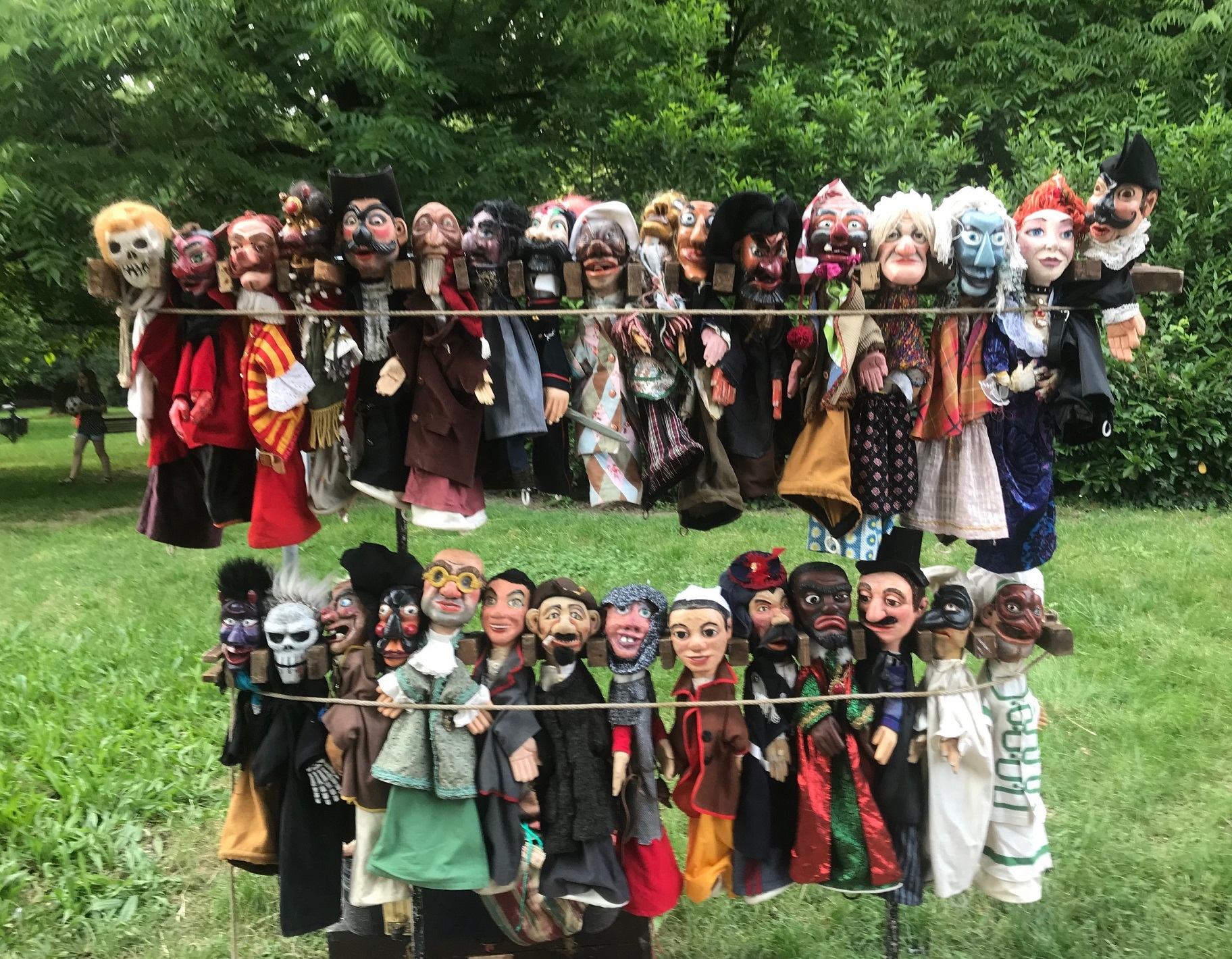 burattini della commedia stesi ai Giardini.jpg