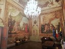 Sala degli  Arazzi con lampadario in vetri di Murano.jpg