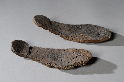 Le suole in legno rinvenute nel sarcofago di Piazza matteotti a Modena.jpg