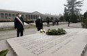 Sindaco e prefetto in raccoglimento davanti alla lapie che ricorda i caduti della Prima guerra mondiale