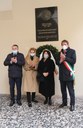 da sinistra, sotto la targa per Ghiaurov, Todor Stoyanov ambasciatore di Bulgaria in Italia; Tanya Dimitrova, Console della Repubblica di Bulgaria a Milano; Micaela Magiera, figlia di Mirella Freni; il sindaco di Modena Gian Carlo Muzzarelli applauso al basso lirico.jpg