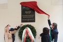 Da sinistra,  Tanya Dimitrova, Console della Repubblica di Bulgaria a Milano; Todor Stoyanov ambasciatore di Bulgaria in Italia; Micaela Magiera, figlia di Mirella Freni (di spalle); il sindaco di Modena Gian Carlo Muzzarelli scopertura Targa Gyaurov 111120.jpg