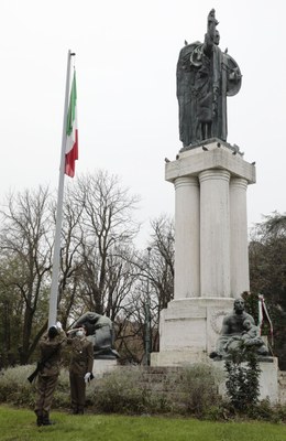 Alzabandiera al Monumento ai Caduti in viale delle Rimembranze.jpg