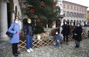 Educatori e assessora Baracchi davanti agli elaborati posti in piazza Grande