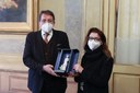 Il sindaco Gian Carlo Muzzarelli consegna la Bonissima a Roberta Giani
