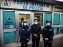 Il signor Vibas con le operatrici della Polizia locale