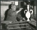 Pablo Picasso mentre realizza una delle sue ceramiche.jpg