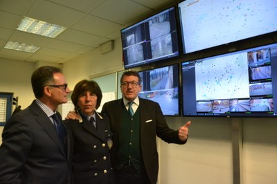Prefetto, comandante e sindaco nella sala operativa (sui monitor la cartografia digitalizzata)