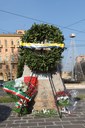 Il monumento intitolato “Ai figli di Istria, di Fiume, di Dalmazia, italiani per stirpe lingua e cultura, martiri in foiba in mare in prigionia, esuli nel mondo per amor di patria”