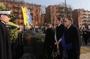Un momento della commemorazione al monumento in pietro carsica