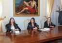 Il giudice Carolina Clò e alcune studentesse durante il processo