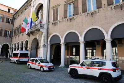 Bandiera della Croce Rossa in Municipio