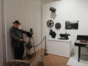 2 Guido De Maria e la sua storica cinepresa alla mostra.jpg