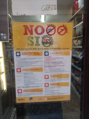Una delle locandine sulla sicurezza stradale, preparate della Polizia locale di Modena, esposta dagli esercizi pubblici