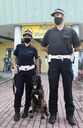 I due agenti conduttori e Pit davanti al Comando