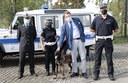 Il sindaco Muzzarelli con l'ispettore Scannapieco, i due conduttori e Pit