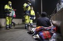 Uds dei volontari della Protezione civile con un senza fissa dimora