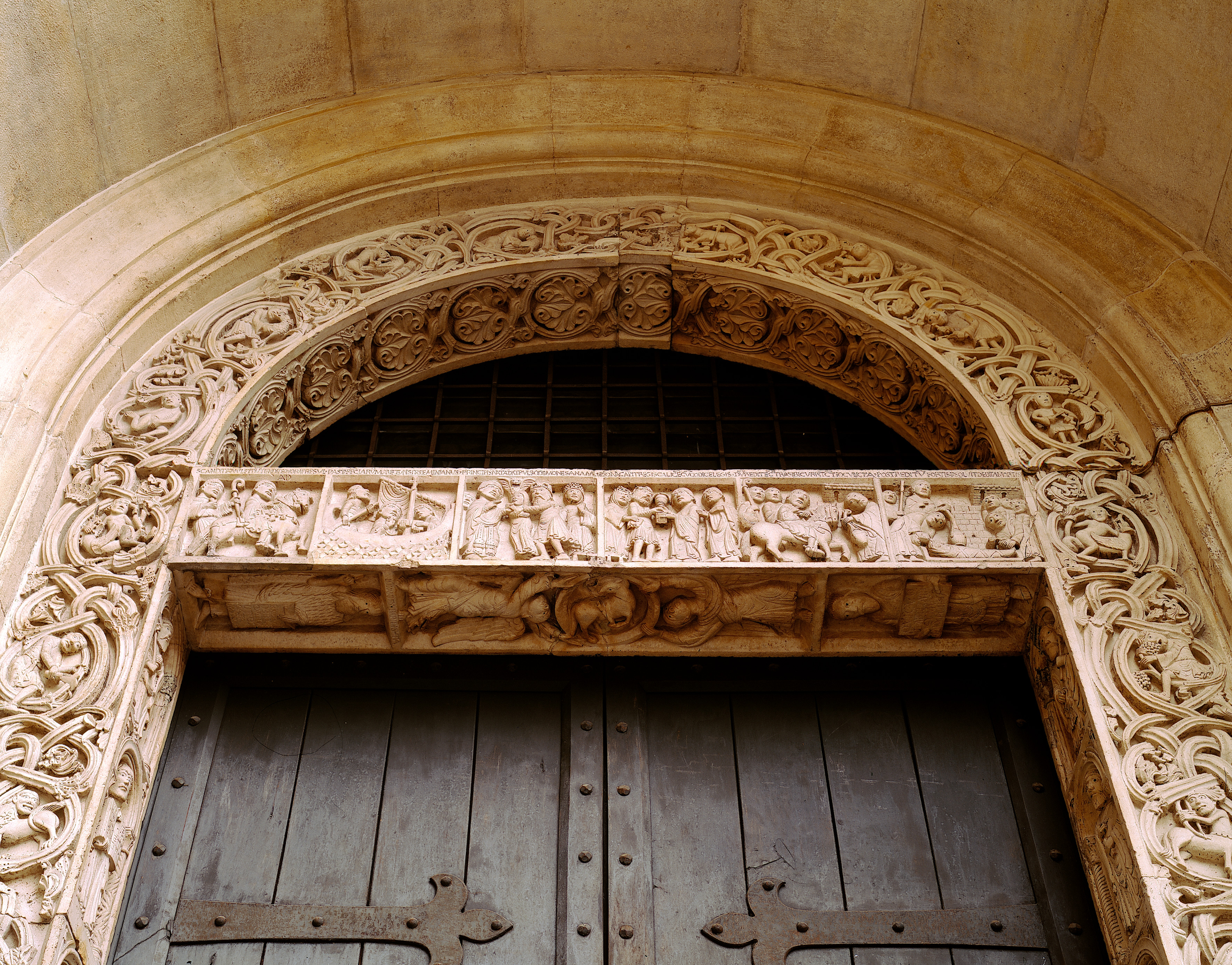 Architrave della porta dei Principi del Duomo di Modena con il ciclo dedicato a S.Geminiano