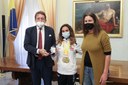 Il sindaco Gian Carlo Muzzarelli e l'assessora Grazia Baracchi con Roberta Sasso