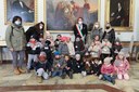 I bimbi e le maestre della scuola d'infanzia Mamitù insieme al sindaco Muzzarelli