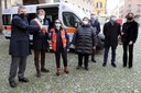 La consegna del furgone alla Croce Blu Modena: da sinistra il presidente di Fondazione di Modena Paolo Cavicchioli, il sindaco Gian Carlo Muzzarelli, la presidente della Croce Blu Anna Perazzelli, la consigliera nazionale Acli Francesca Maletti, il presidente dell'ordine provinciale dottori commercialisti ed esperti contabili Stefano Zanardi, il presidente dell'ordine provinciale avvocati Roberto Mariani e la consigliera dell'ordine provinciale avvocati Stefania Silingardi Furgone_CroceBlu_Modena (1).JPG