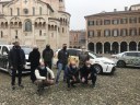 Foto di gruppo con tassisti. A sinistra Andrea Bortolamasi assessore alla Cultura; alla sua destra, in piedi, gli artisti Cinzia Ascari e Pier Lanzillotta set expotaxi piazza grande gruppo 030221.jpg