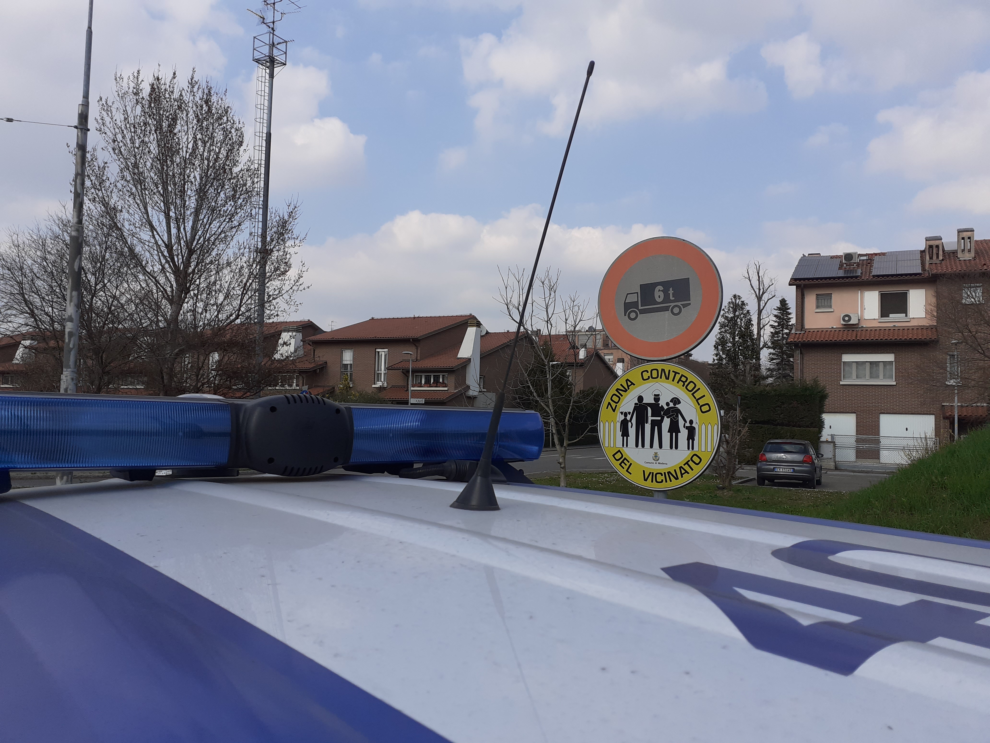 Una pattuglia della Polizia locale di Modena davanti al cartello del Controllo di vicinato in via Saffi