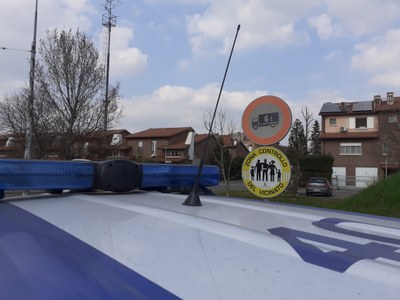 Una pattuglia della Polizia locale di Modena davanti al cartello del Controllo di vicinato in via Saffi