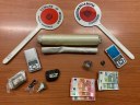 Droga e materiale sequestrati da Polizia locale e Carabinieri