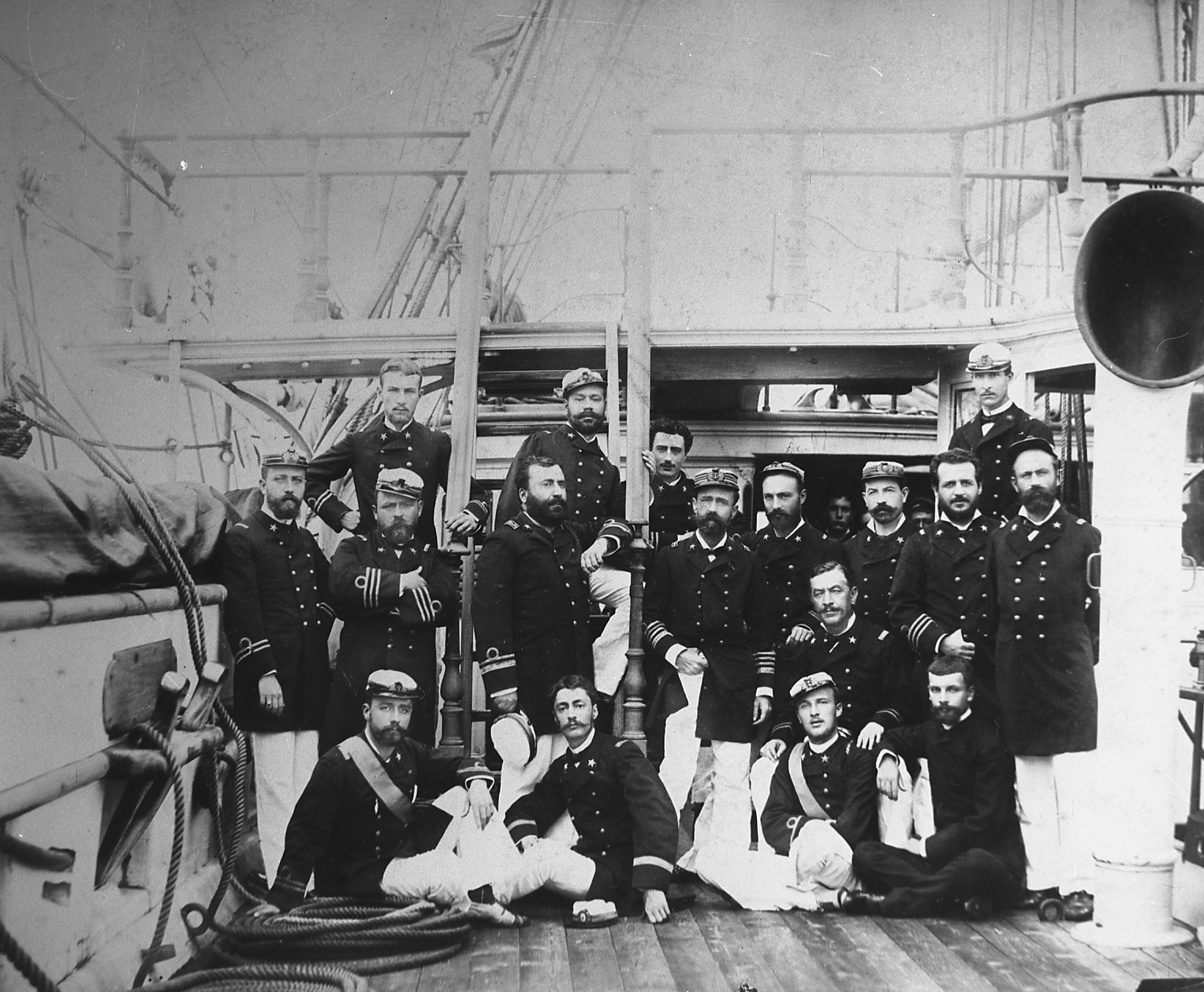 Gli ufficiali a bordo della Corvetta Vettor Pisani.jpg