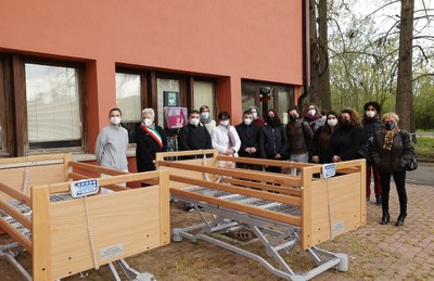 La consegna di letti e defibrillatore in memoria di Anna Caracciolo