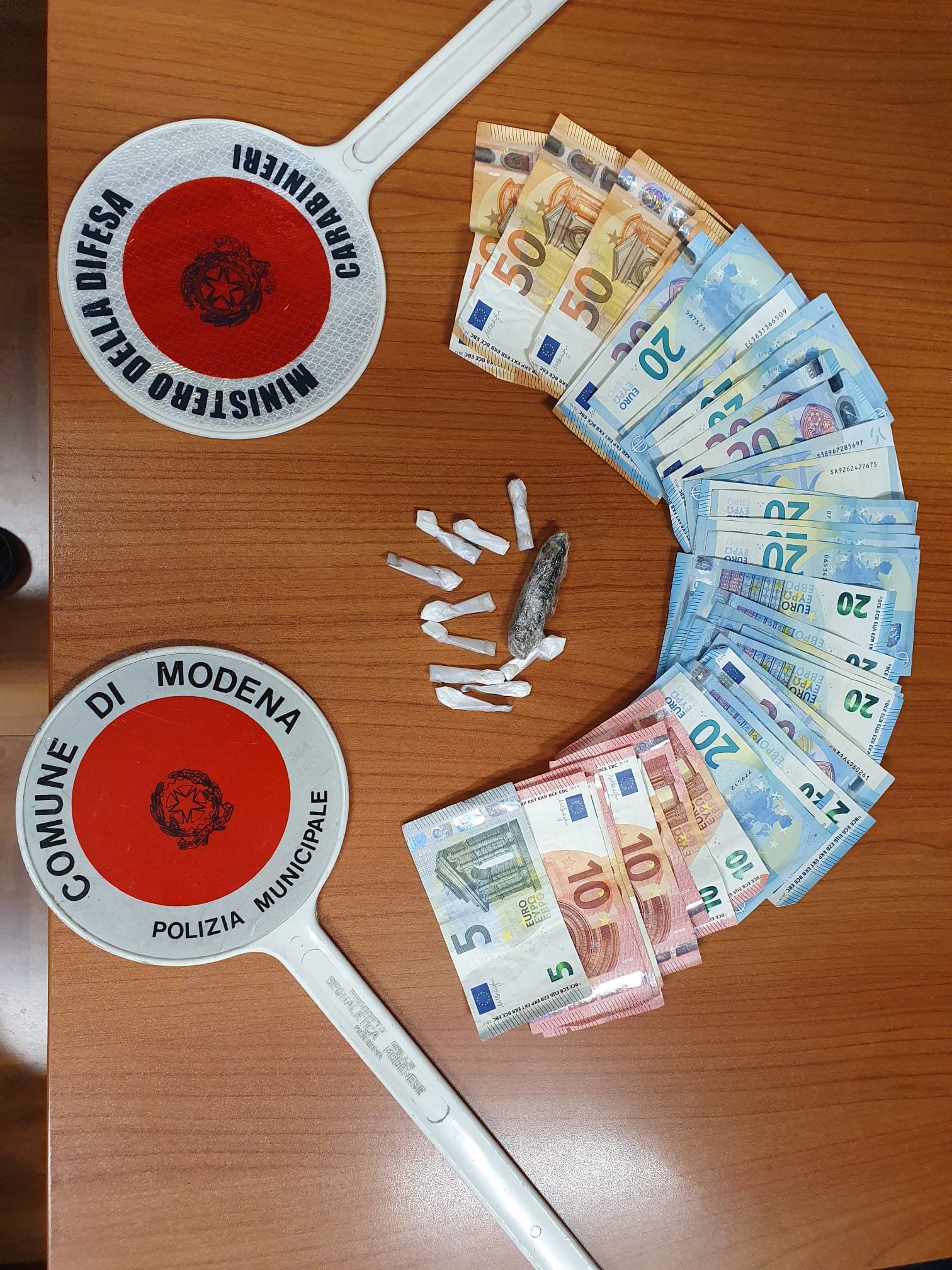 Droga e contanti sequestrati