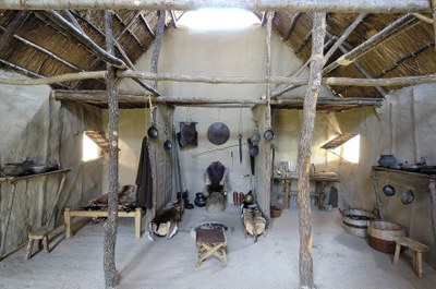 Terramara, interno di una delle abitazioni ricostruite .jpg Terramara, interno di una delle abitazioni ricostruite .jpg