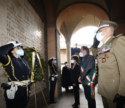 Lapide Medaglia d'Oro Palazzo Comunale.jpg Lapide Medaglia d'Oro Palazzo Comunale.jpg