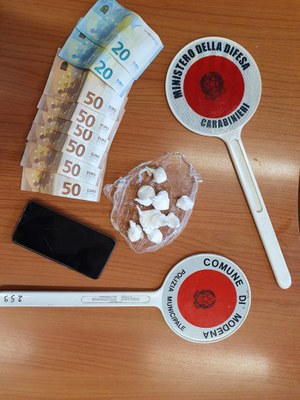 Stupefacente e contante sequestrati