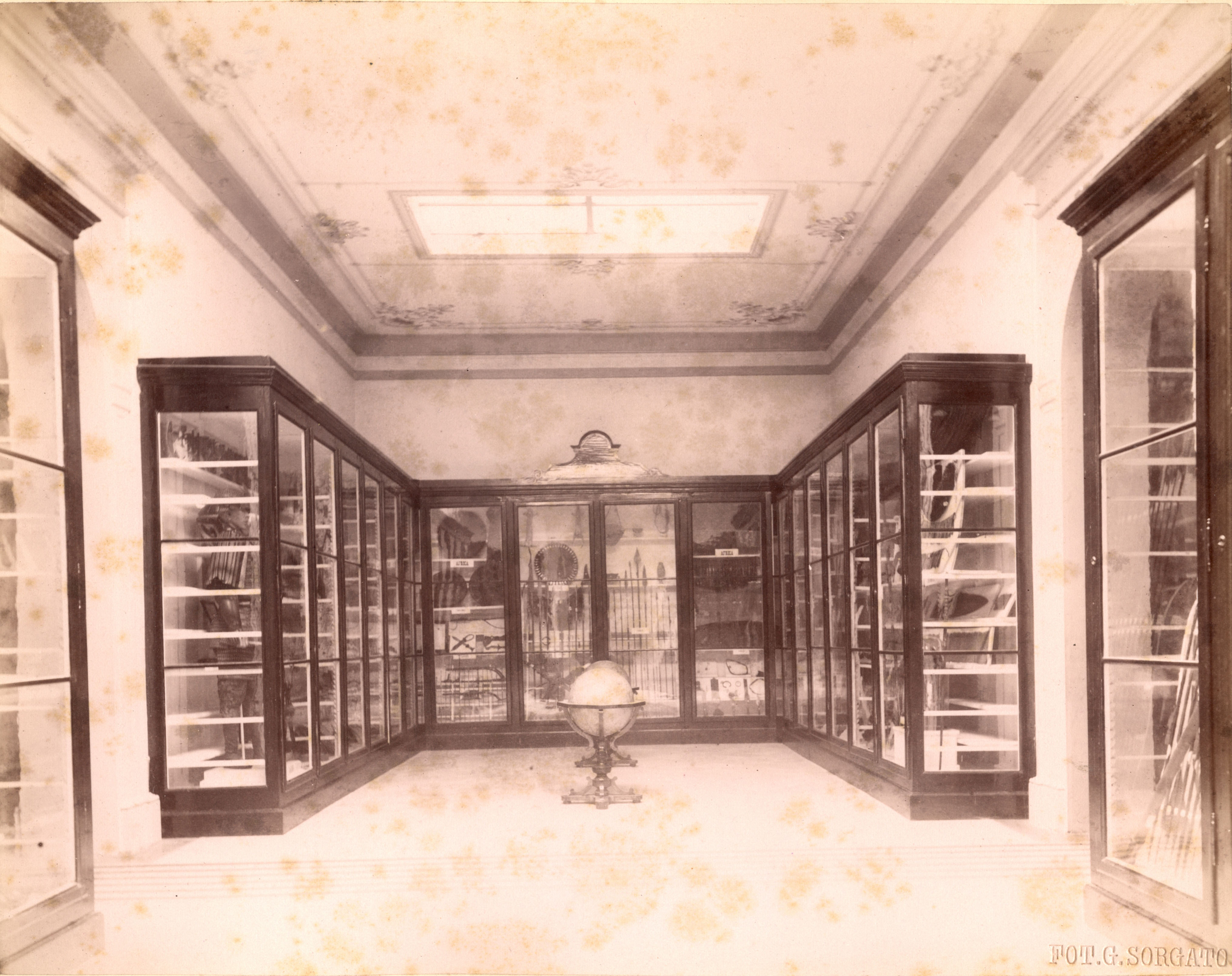 Sezione etnologica del Museo Civico di Modena nel XIX secolo.JPG