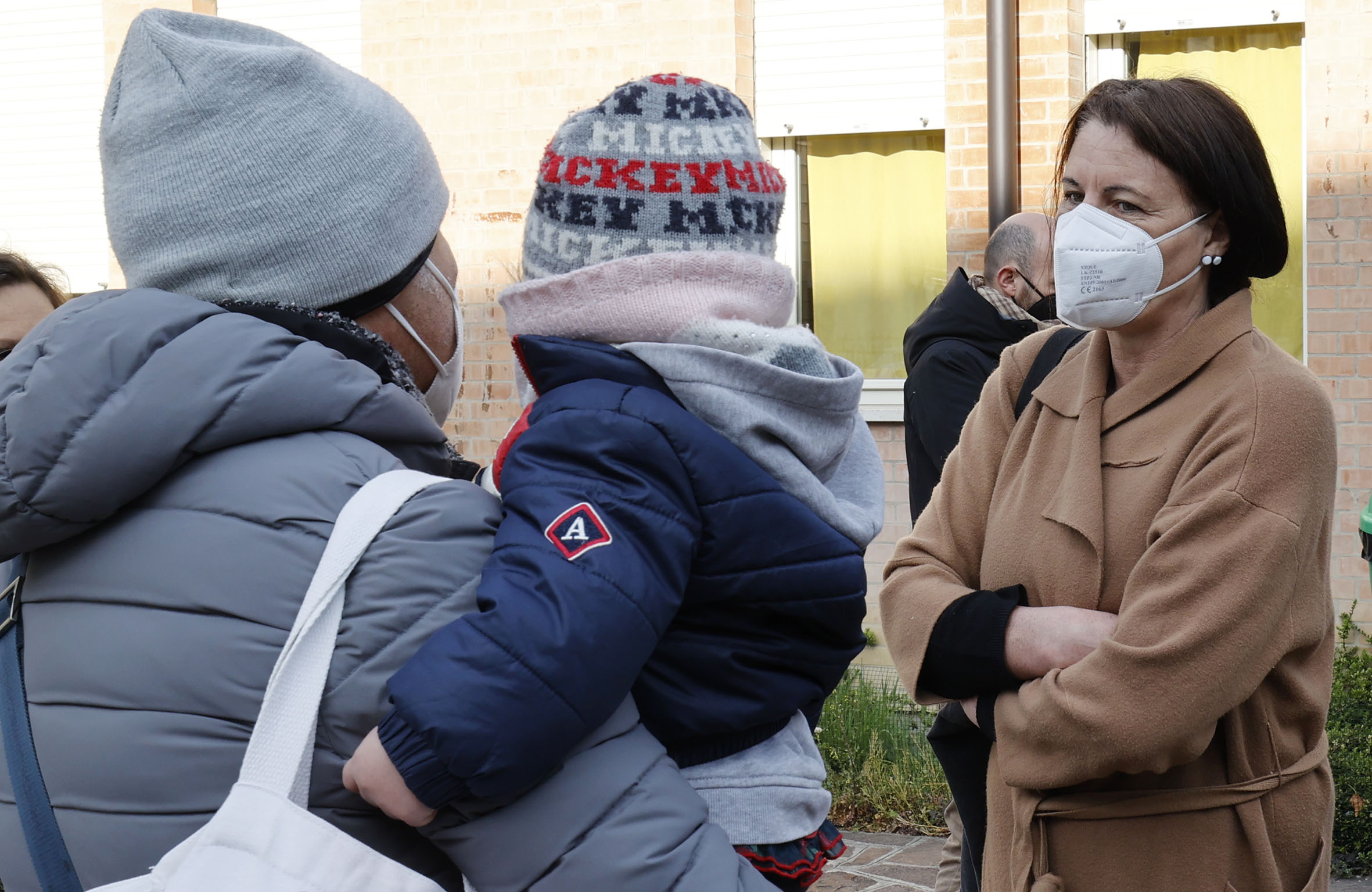 L'assessora Baracchi all'ingresso di una scuola d'infanzia con un genitore