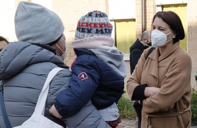 L'assessora Baracchi all'ingresso di una scuola d'infanzia con un genitore