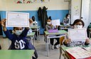 Alcuni bimbi mostrano l'attestato di cittadinanza onoraria