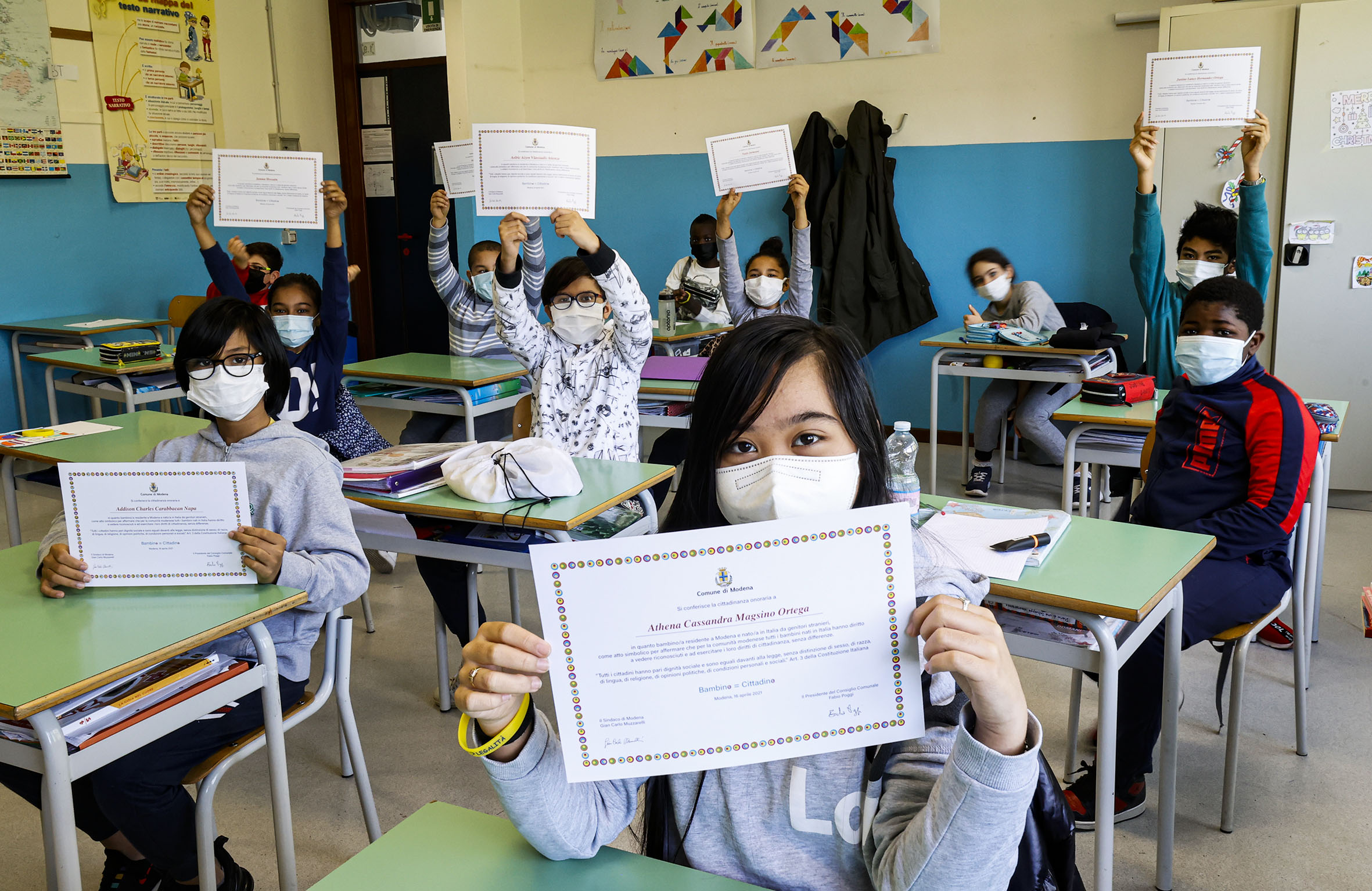 Bam,bino=Cittadino, Bimbi mostrano l'attestato di cittadinanza onoraria